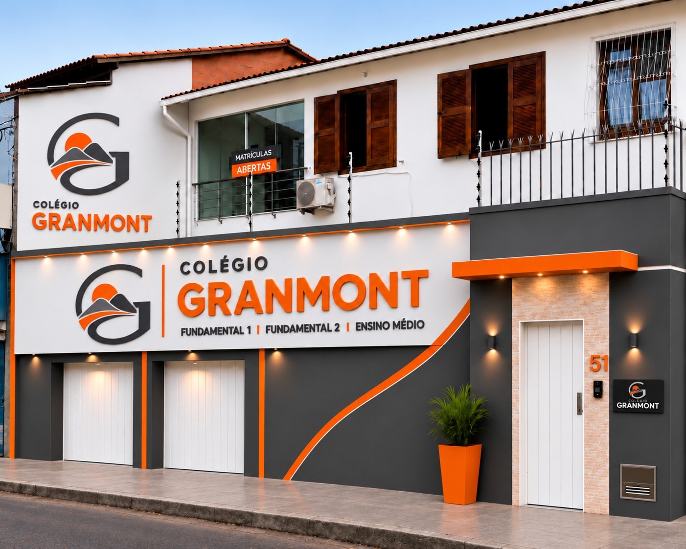 Fachada do Colégio Granmont, com a identidade visual laranja e grafite